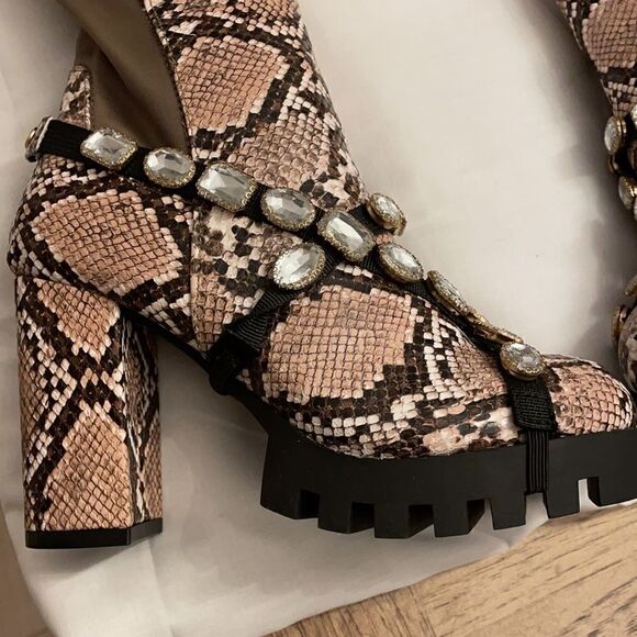 WILD DIVA SNAKESKIN MOTIF BOOTS.  NEW - Picture 5 of 9